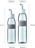 Twee transparante Mepal drinkflessen met lichtblauwe tint, beide met grijze band en witte dop. Links de 500 ml variant (27 cm), rechts de 700 ml variant (29,8 cm).