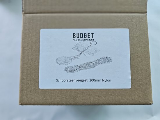 Doos met "BUDGET" logo, voor "Schoorsteenveegset 200mm Nylon". Tekening van borstel en touw.