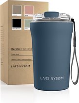 LARS NYSØM - 'Rørelse' Thermo Coffee Mug-to-go 380ml - BPA-vrij met Isolatie - Met Draagriem & Tritan Deksel - Blue Stone