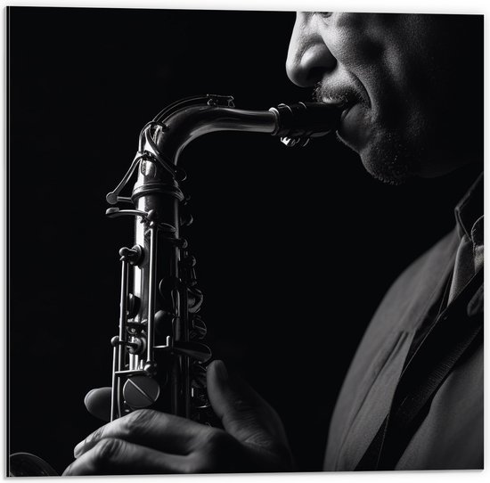 Dibond - Man Blazend op Trompet (Zwart-wit) - 50x50 cm Foto op Aluminium (Wanddecoratie van metaal)