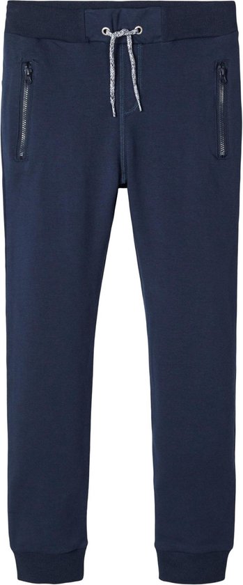 Donkerblauwe joggingbroek met trekkoord, ritssluitingen op de zakken en elastische boorden.