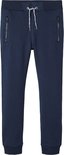 Donkerblauwe joggingbroek met trekkoord, ritssluitingen op de zakken en elastische boorden.