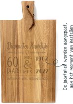 Stoer landelijk snijplankje-borrelplank met tekst gravure DIAMANTEN HUWELIJK. Cadeau-60 jarige bruiloft-60 jarige trouwdag. Het formaat is 20x30cm excl. handvat.