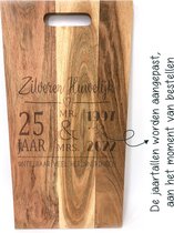 Grote acacia borrelplank / snijplank met tekst gravure ZILVEREN HUWELIJK. Cadeau-25 jarige bruiloft-25 jarige trouwdag. Het formaat is 25x50cm