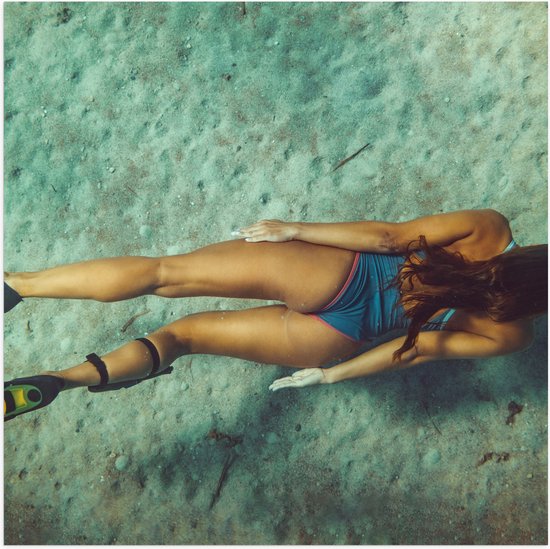 Poster Glanzend – Duiker met Flippers in Heldere Zee - 50x50 cm Foto op Posterpapier met Glanzende Afwerking