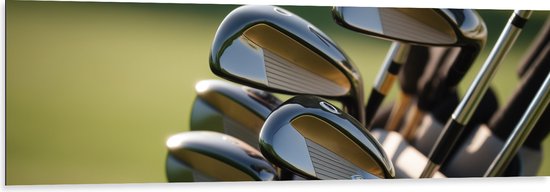 Dibond - Golf Clubs in Trolley op Golfbaan - 150x50 cm Foto op Aluminium (Met Ophangsysteem)