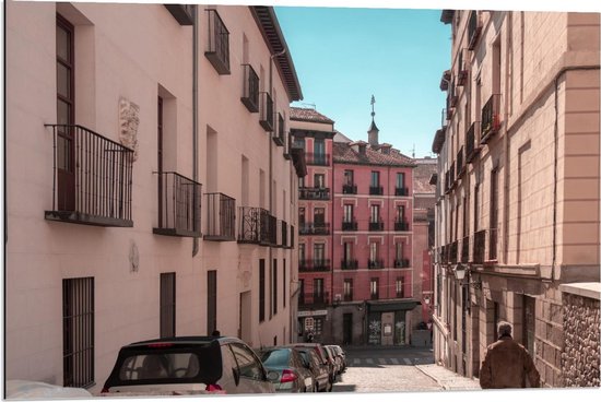 Dibond - Roze Huisjes in Plaza Mayor Roze - Spanje - 90x60cm Foto op Aluminium (Met Ophangsysteem)