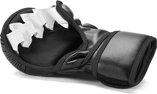 Zwarte MMA-handschoen met witte voering, liggend op zijn zijkant.