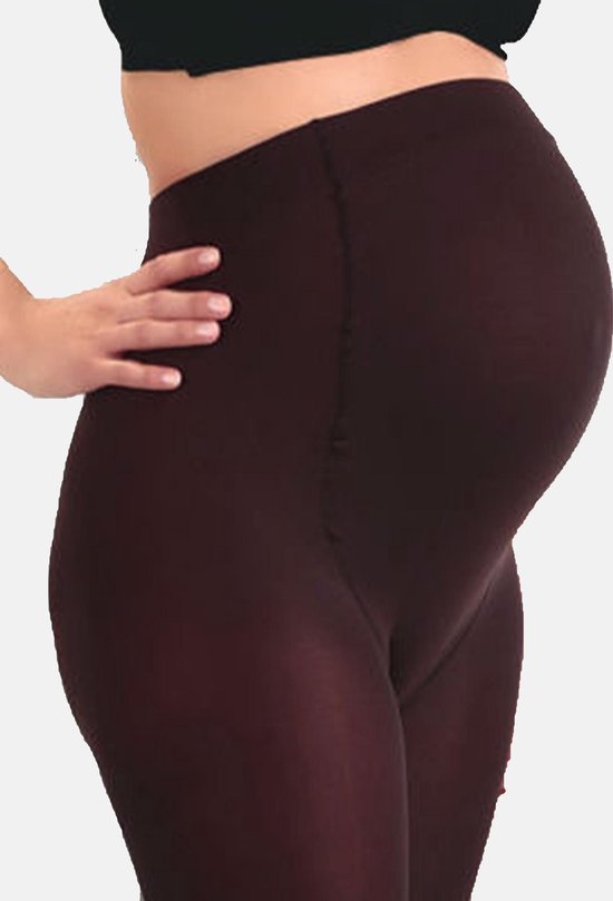 Close-up van de buik van een zwangere vrouw in een wijnrode, ondoorzichtige 60 den panty van Mamsy.