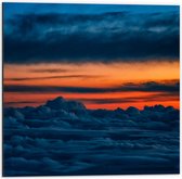 Dibond - Wolkenvelden met Oranje Lucht  - 50x50cm Foto op Aluminium (Wanddecoratie van metaal)