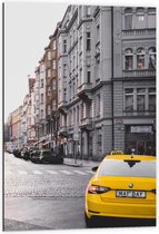 Dibond - Gele Taxi in Lege Stad - 60x90cm Foto op Aluminium (Wanddecoratie van metaal)