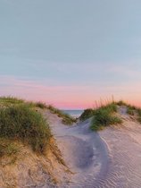 Tuinposter van de Nederlandse duinen 100x75cm met een ondergaande zon, de zee, gras en strand - Voor buiten met ringen op iedere hoek - Tuinschilderij – Schuttingposter – Tuindecor