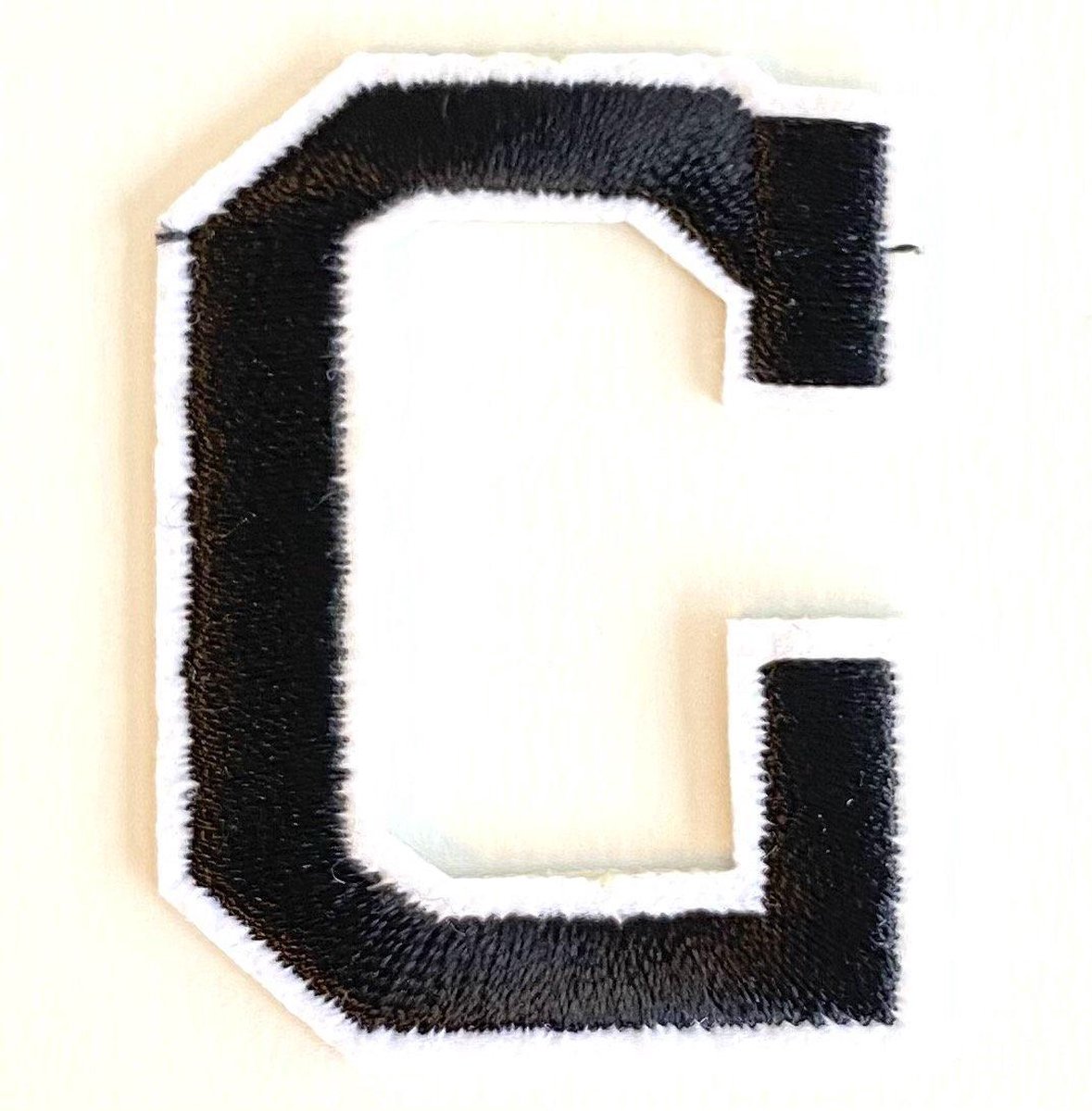 Afbeelding van product Merkloos / Sans marque  Alfabet Strijk Letter Embleem Patches Zwart Wit Dun Randje 5 x 4 cm / Letter G