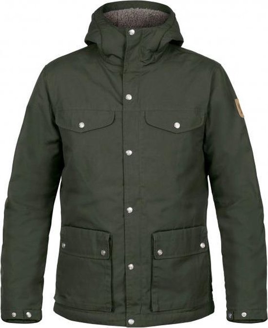 Groene winterjas met capuchon, vier zakken met knopen en geribbelde voering.