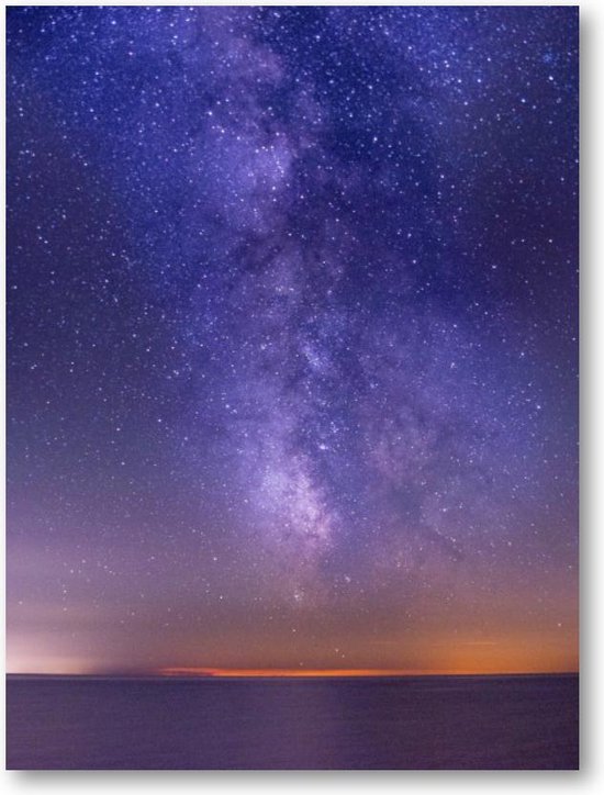 Adembenemende foto van de zee onder een donker paarse sterrenhemel - 60x90 Forex Staand - Besteposter - Sterren