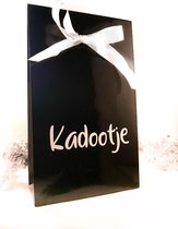 Luxe giftbag met wit lint en opdruk - Geschenktas in zwarte glanzende uitvoering -  5 stuks - afmetingen 13,30 + 6 * 4 cm