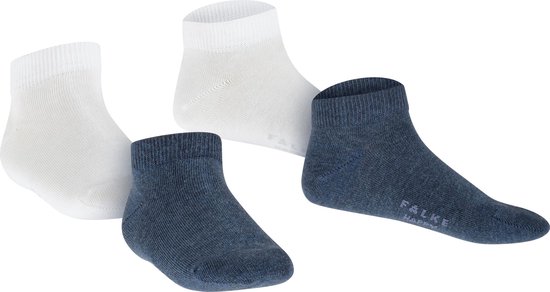 Twee witte babysokjes en twee donkerblauwe babysokjes met een gebreid patroon, met merklogo op de voorkant.