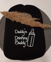 Mint11 - slabbetje zwart met witte tekst - Daddy's drinking buddy - slab - bibs - bandana - slabber - kraamcadeau - kraamkado - babyshowergift - eet benodigdheden - baby benodigdheden