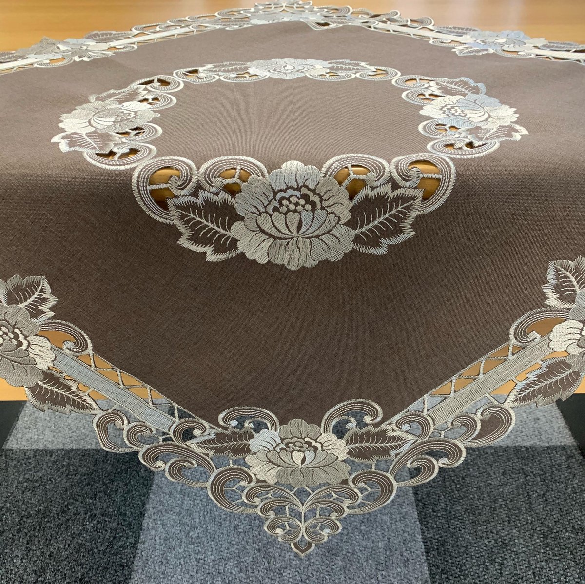 Tafelkleed - Linnenlook - Bruin met bloem - Vierkant 110 x 110 cm