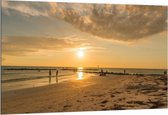 Dibond - Groot Strand en Zee met Mensen - 150x100cm Foto op Aluminium (Wanddecoratie van metaal)