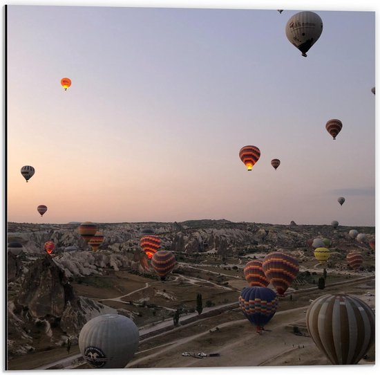 Dibond - Luchtballonnen boven de Bergen - 50x50cm Foto op Aluminium (Met Ophangsysteem)