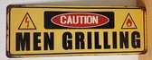 Caution Men Grilling BBQ Barbecue Reclamebord van metaal 36 x 13 cm METALEN-WANDBORD - MUURPLAAT - VINTAGE - RETRO - HORECA- BORD-WANDDECORATIE -TEKSTBORD - DECORATIEBORD - RECLAME