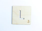 HOUTEN WANDDECORATIE / WOODEN WALL DECORATION - MUURDECORATIE / WALL ART - LETTER TEGEL L / TILE L - 11 x 11cm - LICHT HOUT / NATURAL WOOD - WOORDFEUD / WORDFEUD - LETTERSPEL - SPE