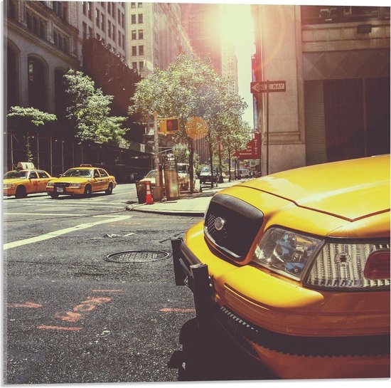 Acrylglas - Gele taxi's op een Kruising - 50x50cm Foto op Acrylglas (Wanddecoratie op Acrylglas)