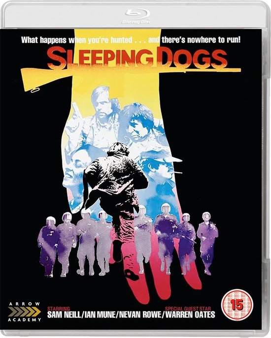 Hoes van 'Sleeping Dogs' met afbeelding van een groep mannen, waaronder een figuur die wegrent, tegen een gele en rode achtergrond.