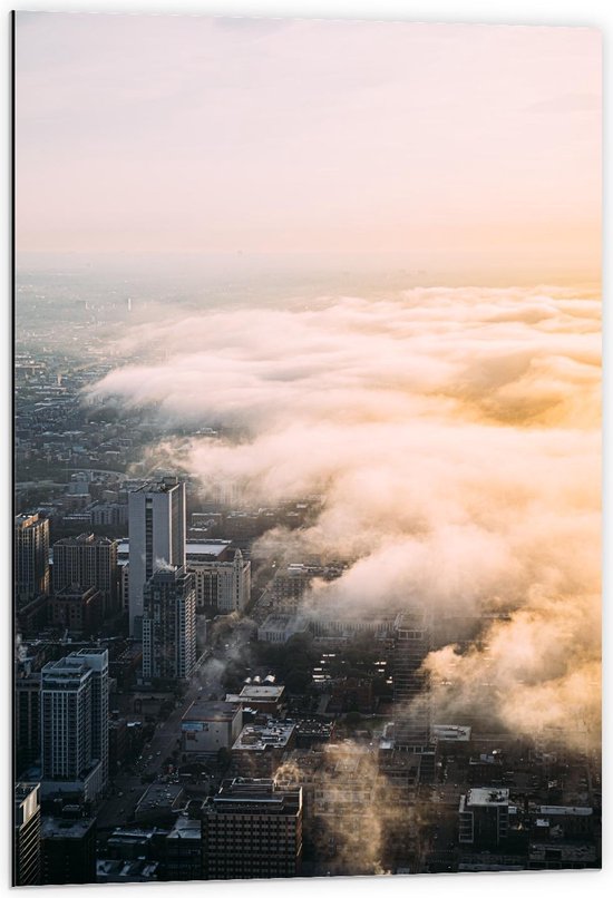 Dibond - Laag Hangende Wolken boven Stad - 60x90cm Foto op Aluminium (Wanddecoratie van metaal)