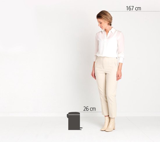 Vrouwelijke persoon van 167 cm staat naast een zilverkleurige prullenbak van 26 cm hoog.