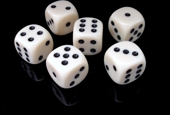 Thumbnail van een extra afbeelding van het spel Brenlux - Dobbelstenen - Spelaccessoires - Gezelschapsspel dobbelstenen - 5 dobbelstenen - Kwaliteit dobbelstenen - Dobbelspel - Witte dobbelstenen