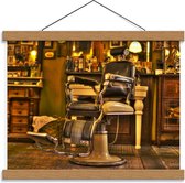 Schoolplaat – Oude Kappersstoel - 40x30cm Foto op Textielposter (Wanddecoratie op Schoolplaat)