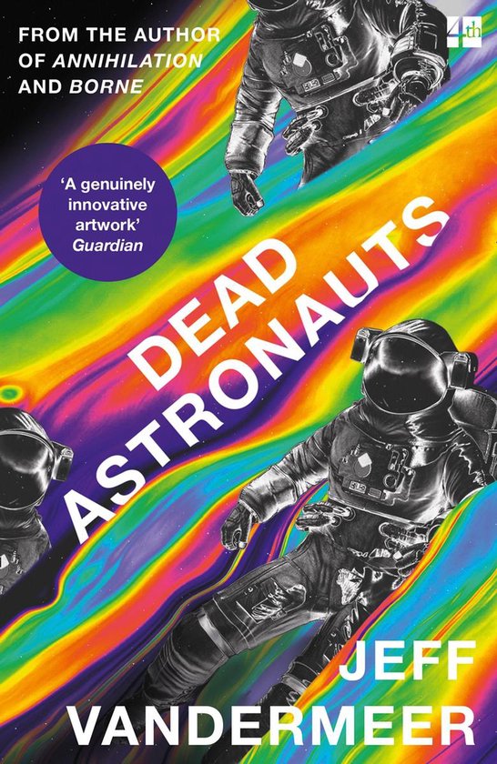 Boekomslag met drie astronauten tegen een levendig regenboogpatroon. Tekst bevat "DEAD ASTRONAUTS" en "JEFF VANDERMEER".