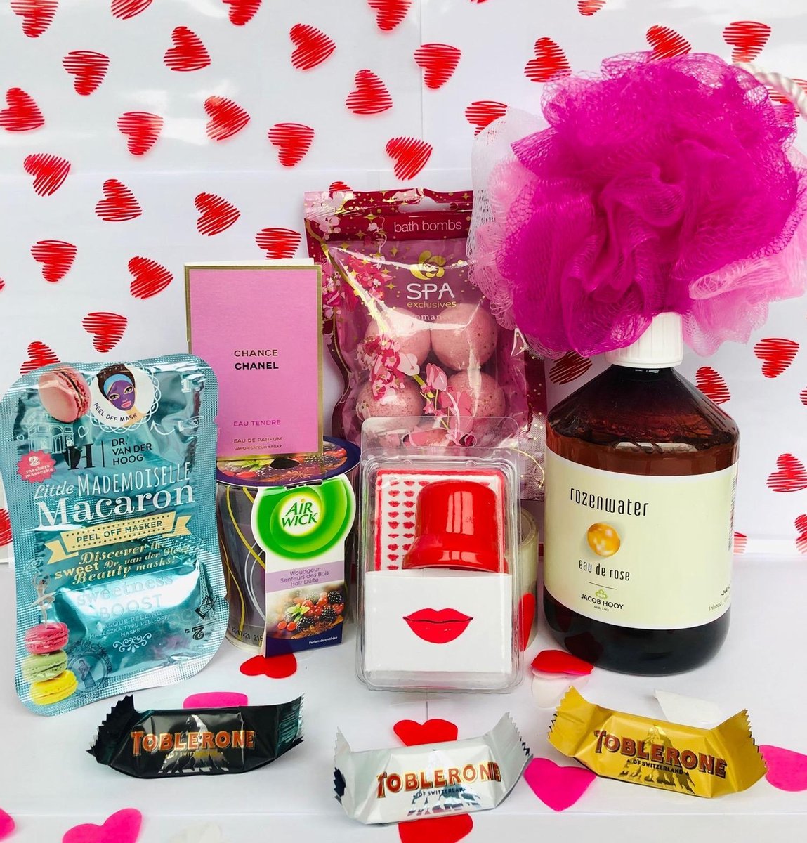 Valentijnsdag Beautybox cadeau voor haar - Valentijn Pakket Cadeautje Vrouw - Rozenwater - Badspons - Macaron Masker - Parfum geurtje - Geurkaars - Bruisballen