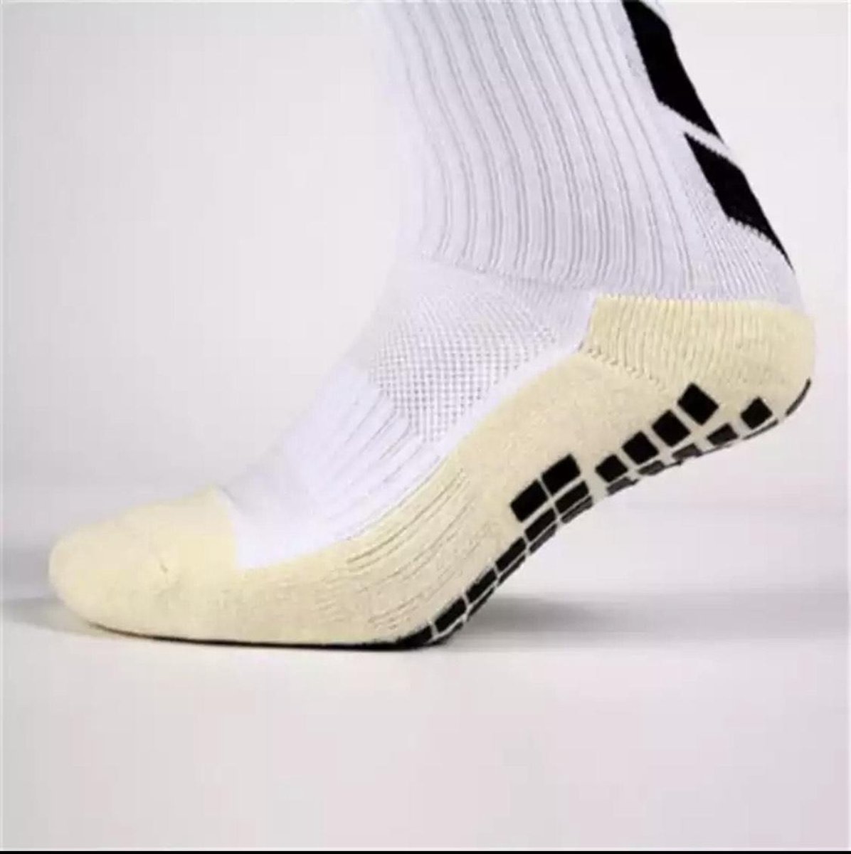 Witte gripsokken met antislip onderkant, geschikt voor voetbal, tennis, basketbal en hardlopen, in one size.