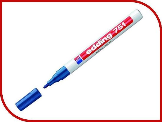 Blauwe edding 751 lakmarker met dop ernaast. De marker heeft een punt van 1-2 mm.