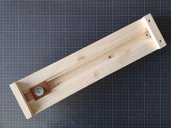 Houten knoopbord met één leren band en metalen schroef, blanco.