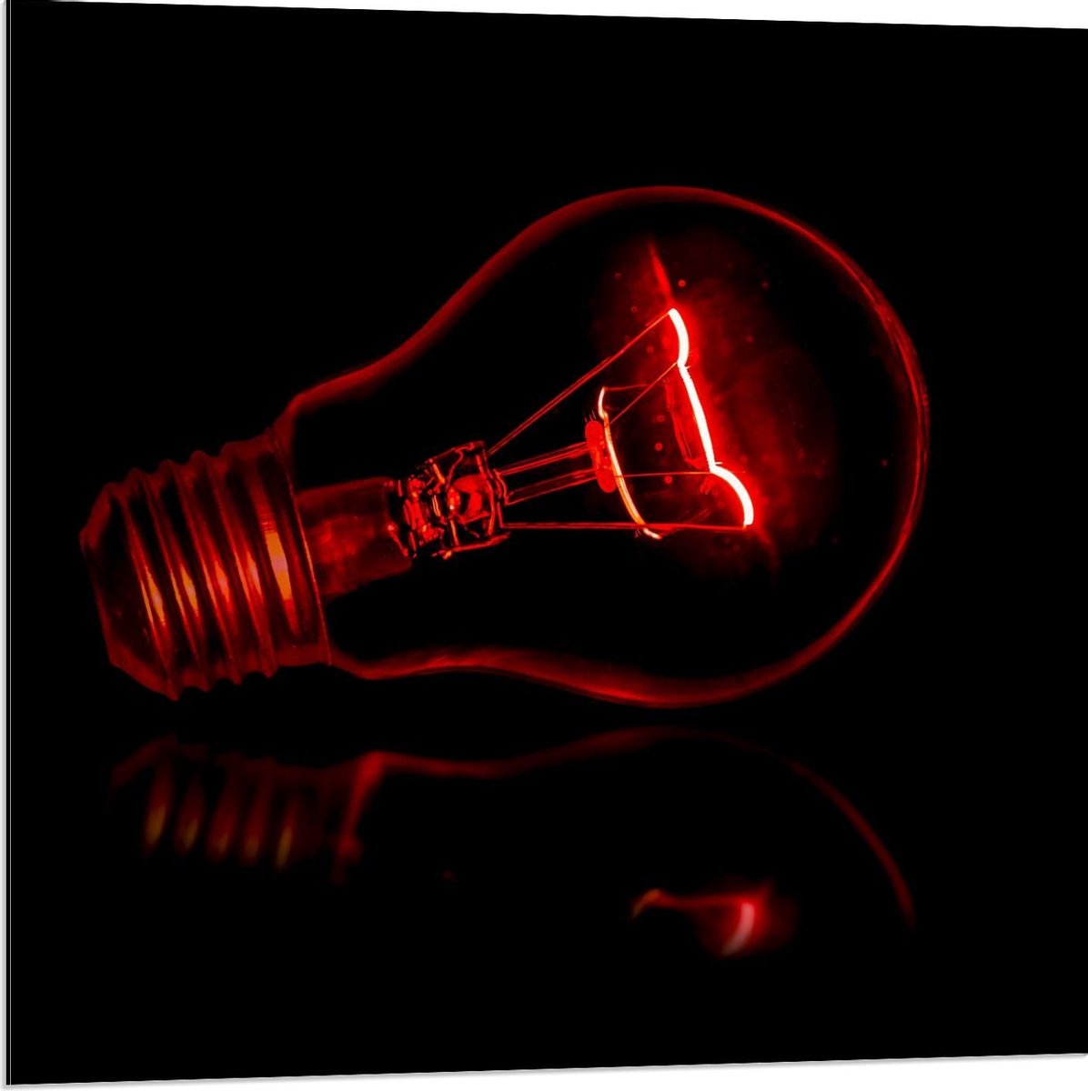 Dibond - Rode Gloeilamp op Zwarte Achtergrond - 80x80cm Foto op Aluminium (Wanddecoratie v