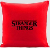 Stranger Thing Kussenhoes 45x45 cm Rood / Zwarte Tekst