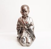 Shaolin Monnik geknield 18cm zilver/brons kleurig