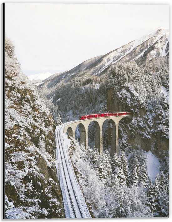 Dibond - Rode Trein door de Sneeuw en Bergen - 30x40cm Foto op Aluminium (Met Ophangsysteem)