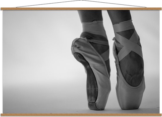 Schoolplaat – Ballerina op Spitzen (zwart/wit) - 150x100cm Foto op Textielposter (Wanddecoratie op Schoolplaat)