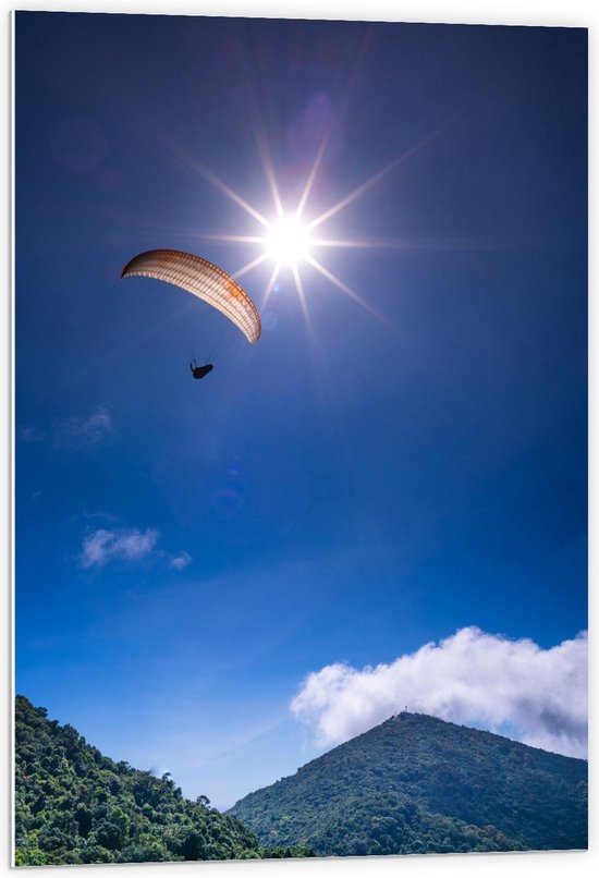 Forex - Paragliden bij Zonnetje boven Bergen - 60x90cm Foto op Forex