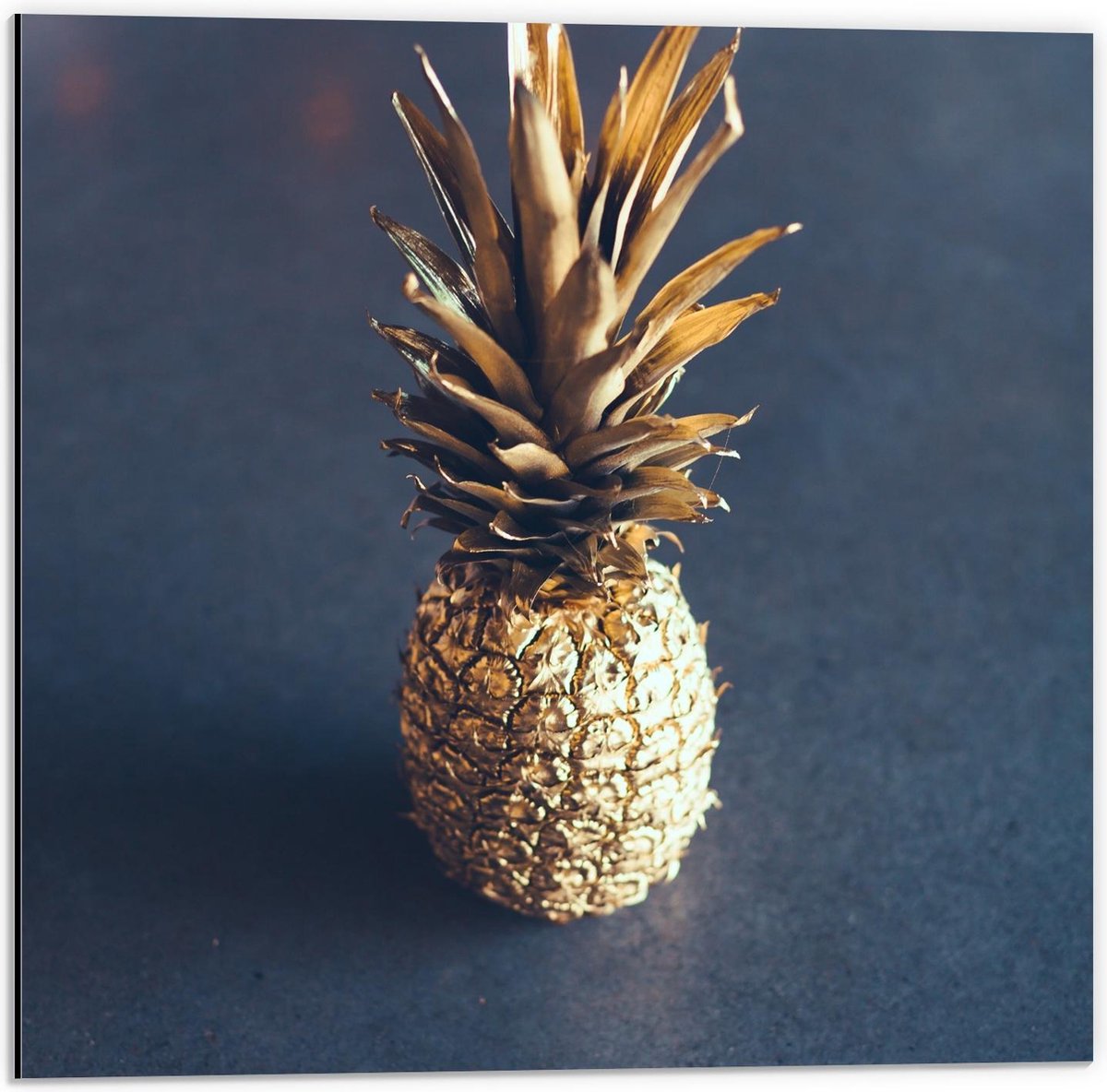 Dibond - Miniatuurbeeldje van Gouden Ananas - 50x50cm Foto op Aluminium (Wanddecoratie van metaal)