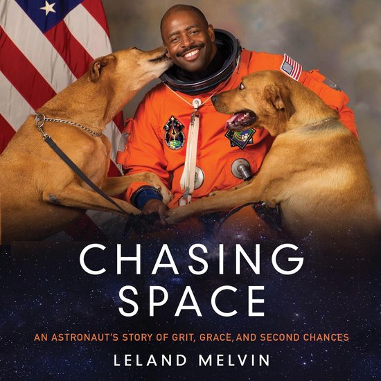Astronaute Leland Melvin en combinaison spatiale orange avec deux chiens, avec le texte "CHASING SPACE".