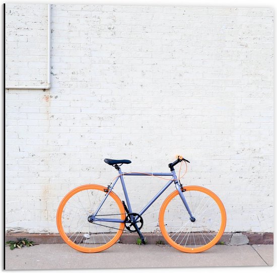 Dibond - Blauwe Wielrenfiets met Oranje Banden - 50x50cm Foto op Aluminium (Wanddecoratie van metaal)