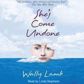Boekcover: 'She's Come Undone' van Wally Lamb. Een gezicht wordt omringd door wolken boven een blauwe zee.