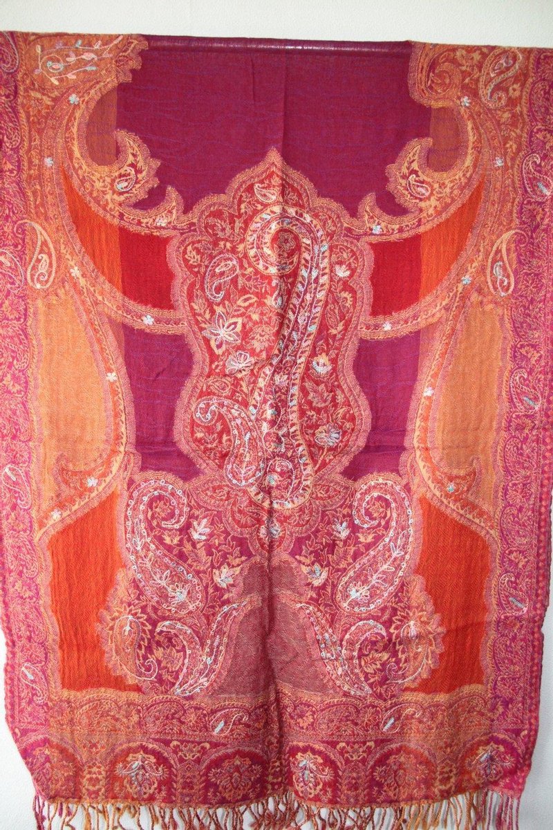 1001musthaves.com Wollen dames sjaal in oranje rood en fuchsia met fijn borduurwerk 70 x 180 cm