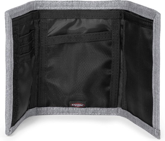 Open gevouwen grijze Eastpak portemonnee met vakjes voor kaarten.